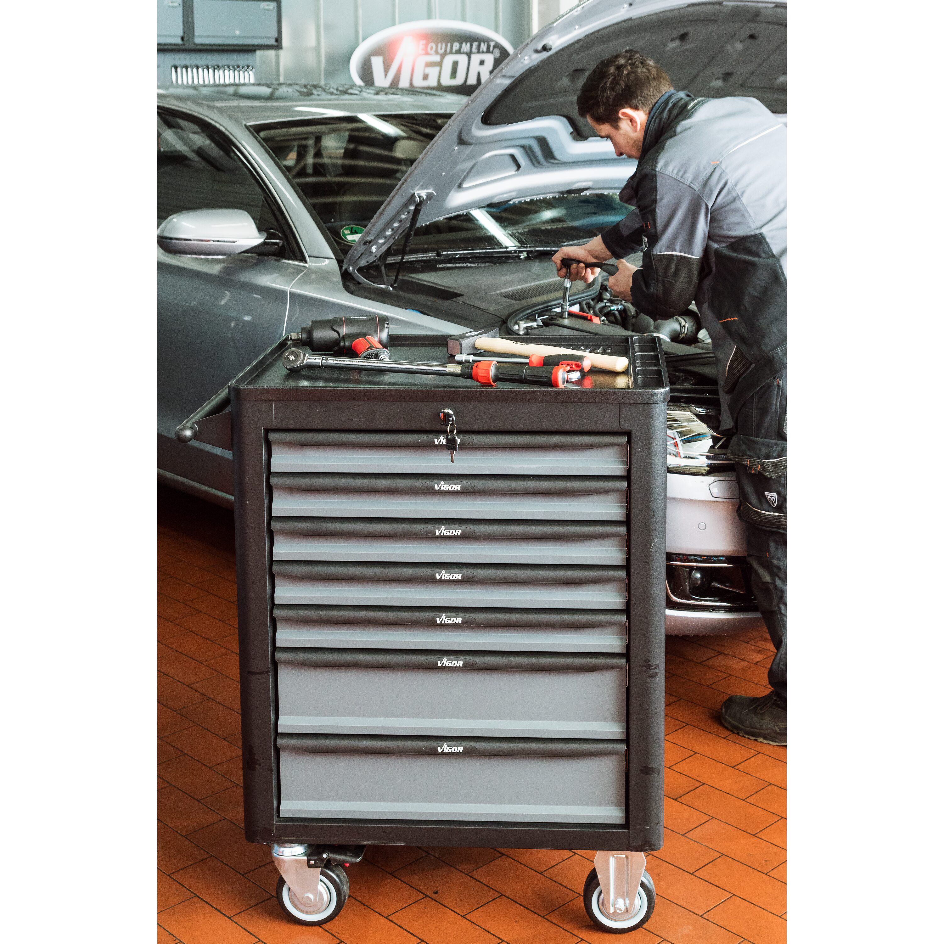 Tool trolley Series L ∙ with assortment | Werkstattwagen mit Sortiment |  Tool trolleys with assortment | Tool Trolleys / Factory Equipment | product  worlds | VIGOR Equipment